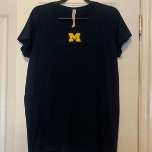 Lululemon Athletica Dark Blue Tee with Yellow U of Michigan Logo, Sz 18, EUC